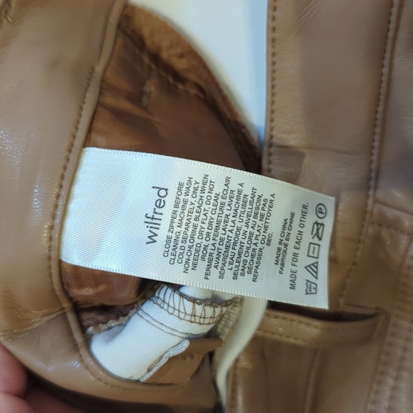 Aritzia Wilfred faux leather shorts sz 6 - Picture 3 of 4